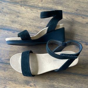 Lucky Brand Kamilia black wedge Sandal Women’s Sz 9